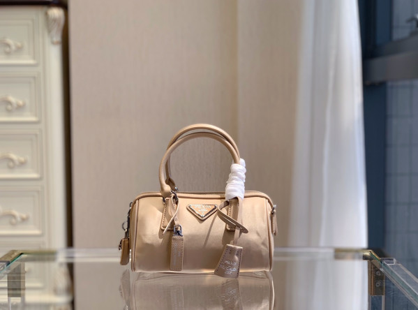 Pra*a re-edition 2005 nylon bag