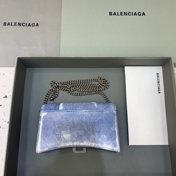 Ba*len*cia*ga hourglass wallet on chain