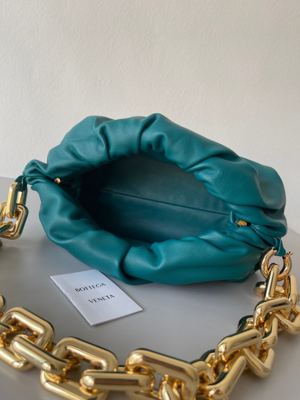 bo*te*ga Ve*ne*ta the chain pouch