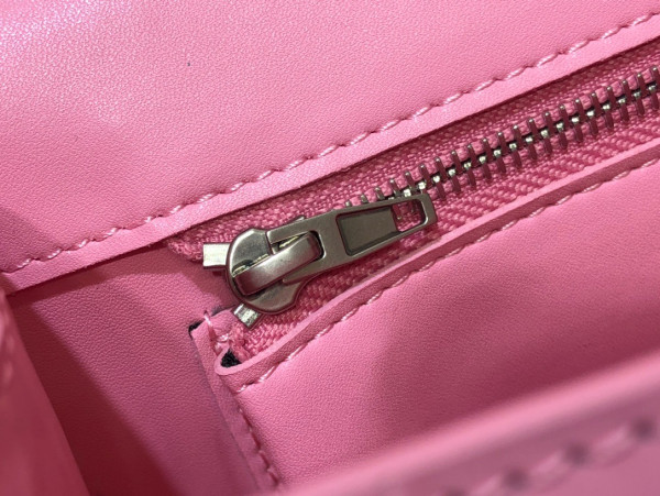 Ba*len*cia*ga hourglass