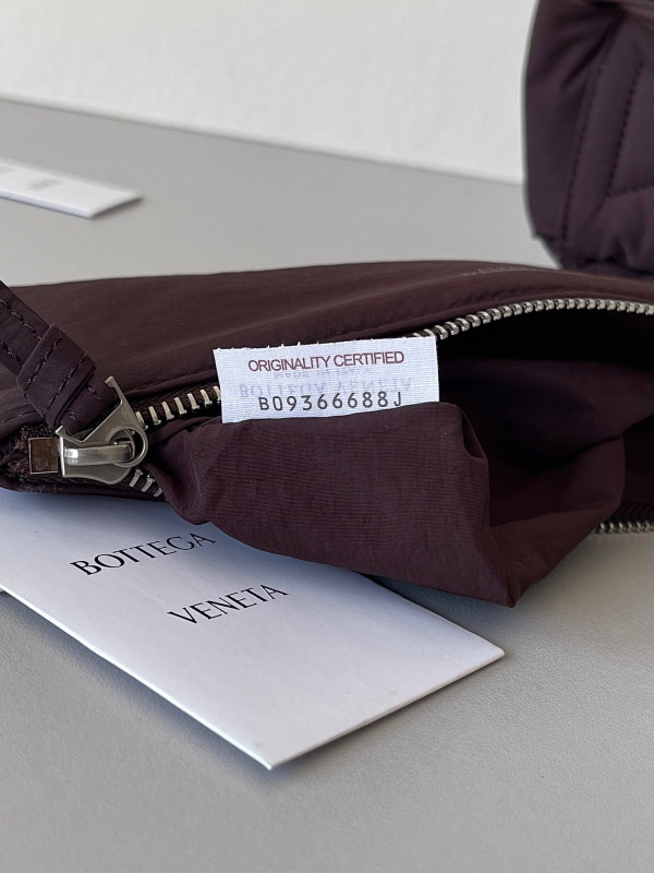 bo*te*ga Ve*ne*ta padded tech cassette