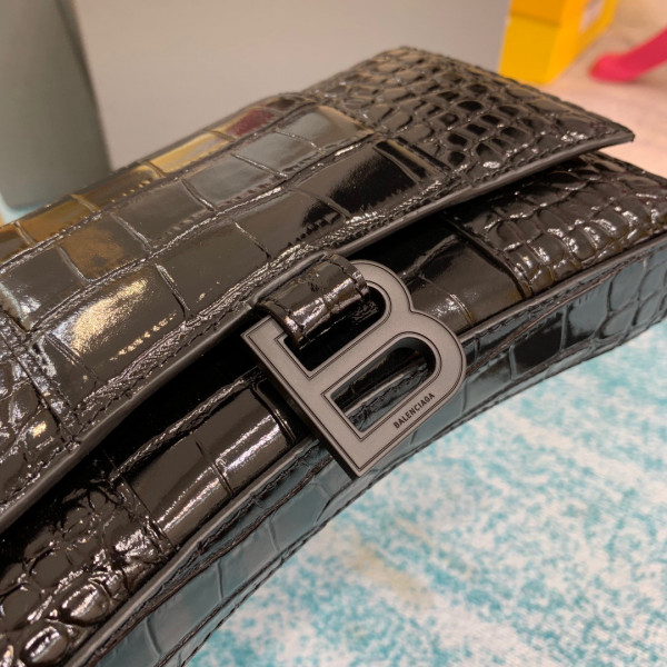 Ba*len*cia*ga hourglass wallet on chain