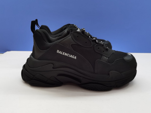 Ba*len*cia*ga triple s