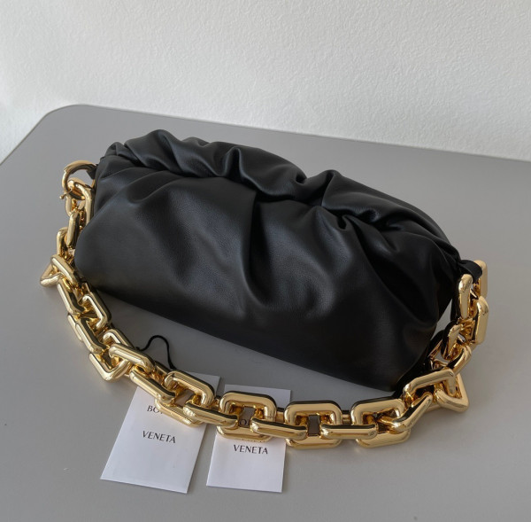 bo*te*ga Ve*ne*ta the chain pouch