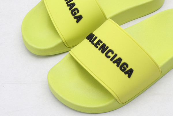 Ba*len*cia*ga pool slide sandal