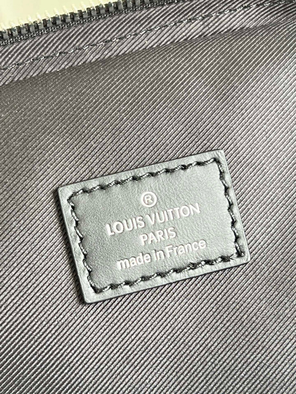 l0*is V*t0n avenue slingbag