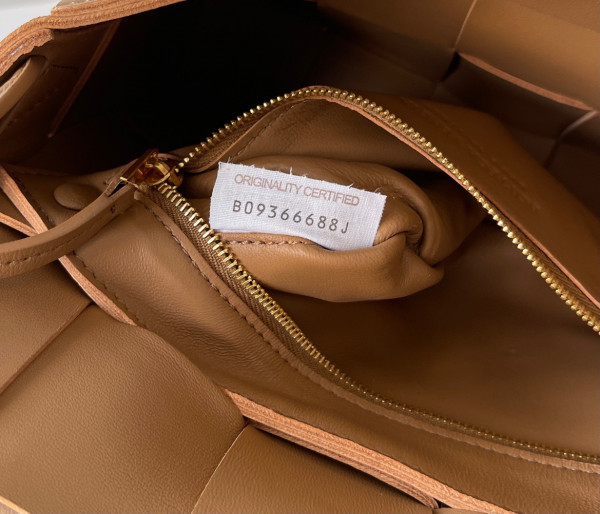 bo*te*ga Ve*ne*ta cassette