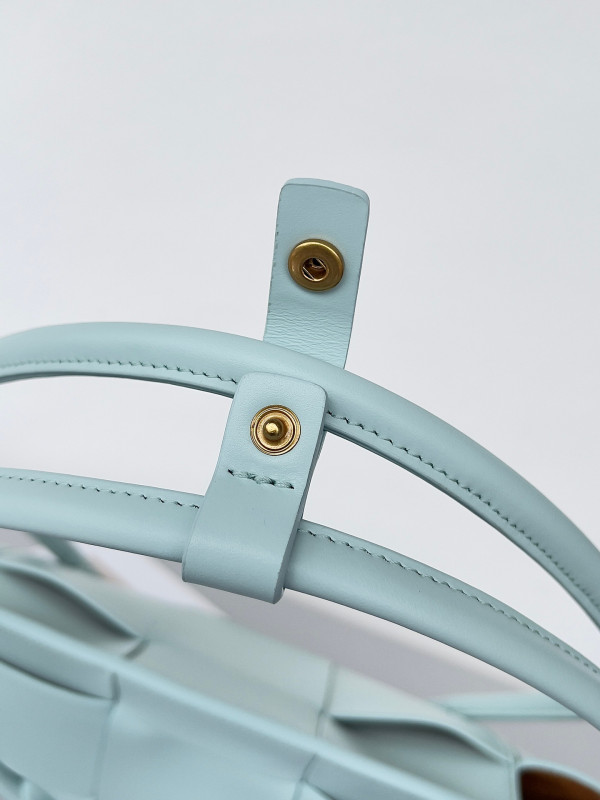 bo*te*ga Ve*ne*ta arco