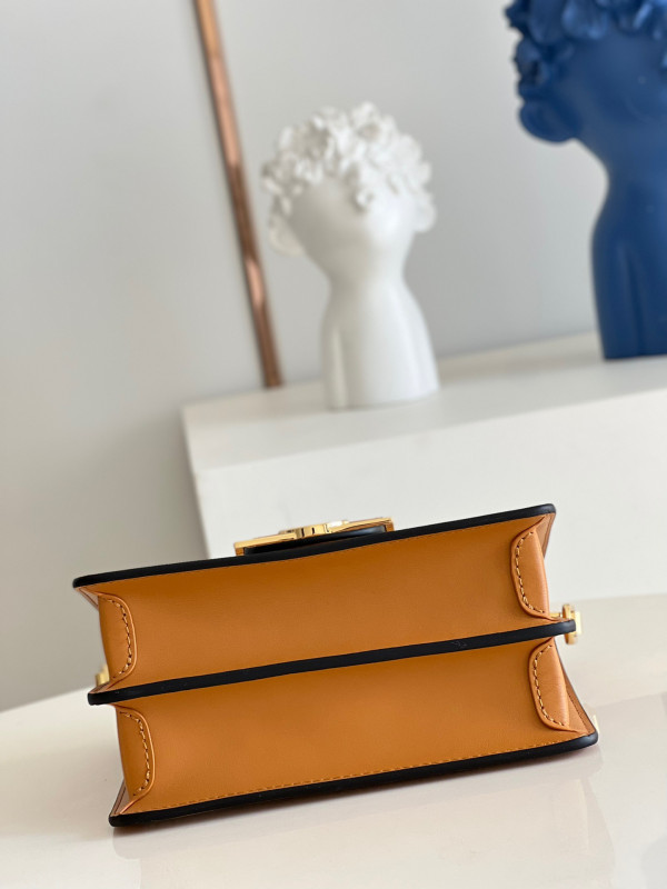 l0*is V*t0n dauphine mini