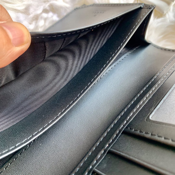 G*u*i long wallet