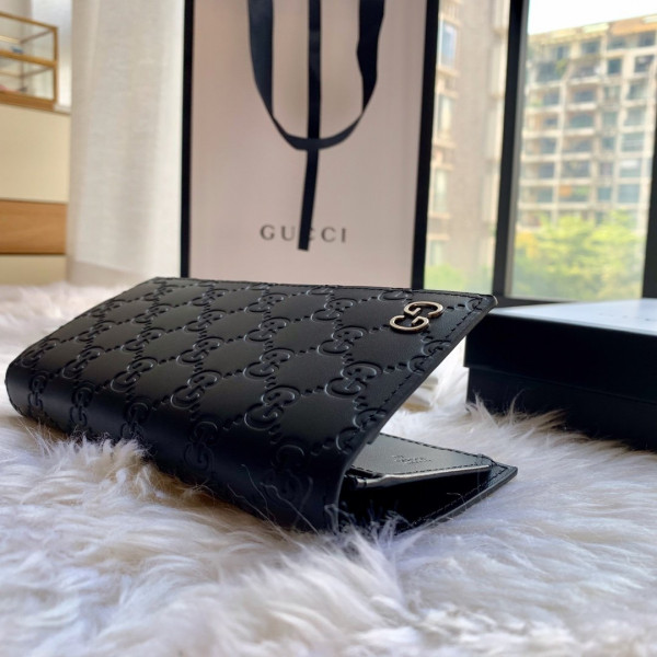 G*u*i long wallet