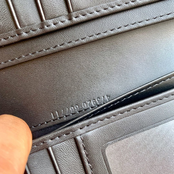 G*u*i long wallet