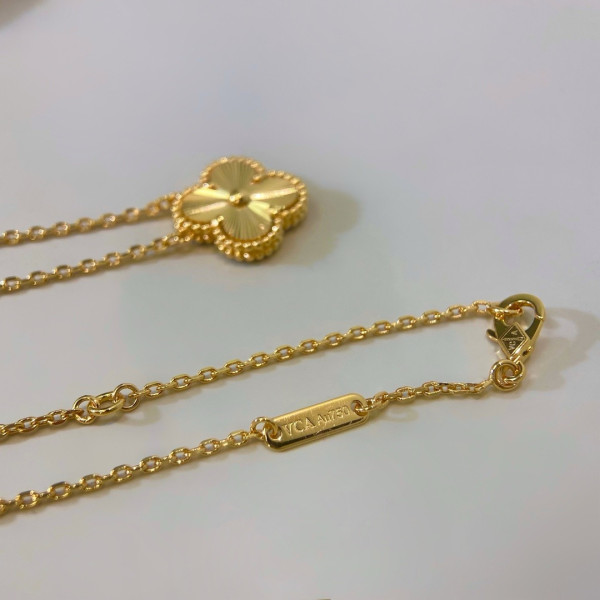 V*N CL*F & arpels perlée necklace