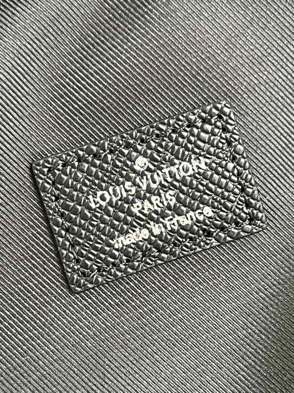 l0*is V*t0n avenue sling bag