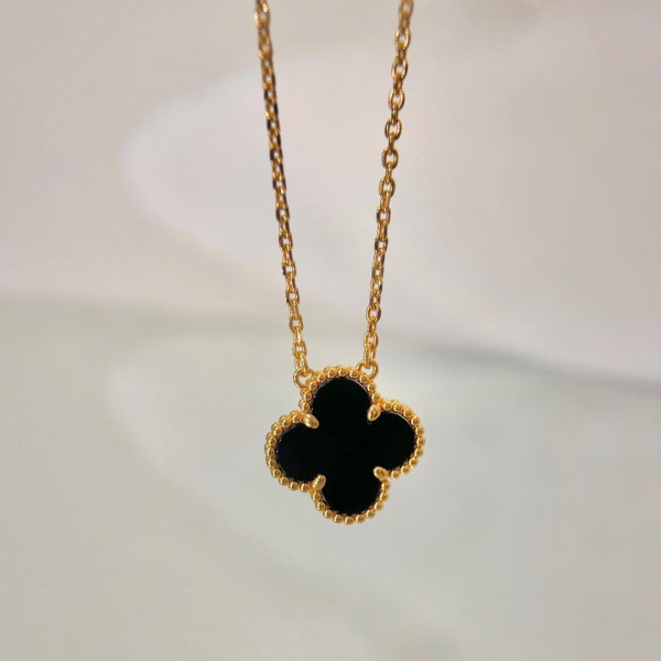 V*N CL*F & arpels perlée necklace