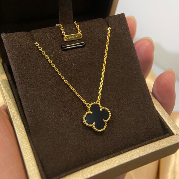 V*N CL*F & arpels perlée necklace