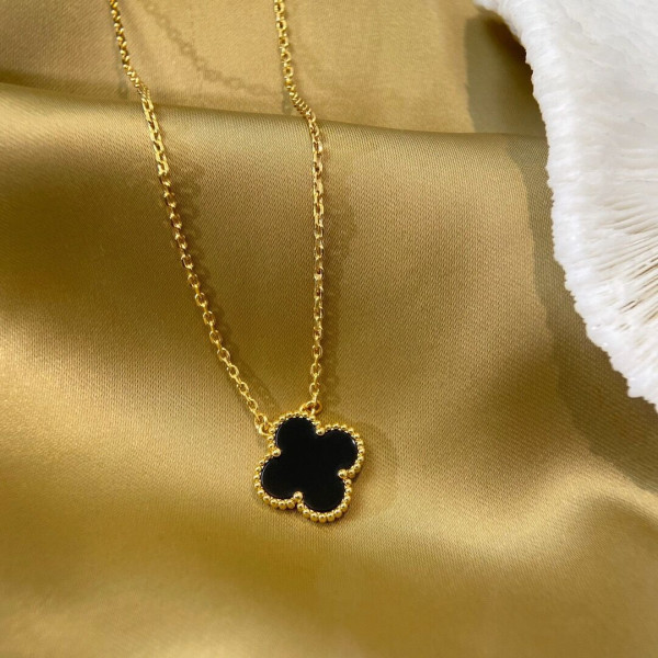 V*N CL*F & arpels perlée necklace