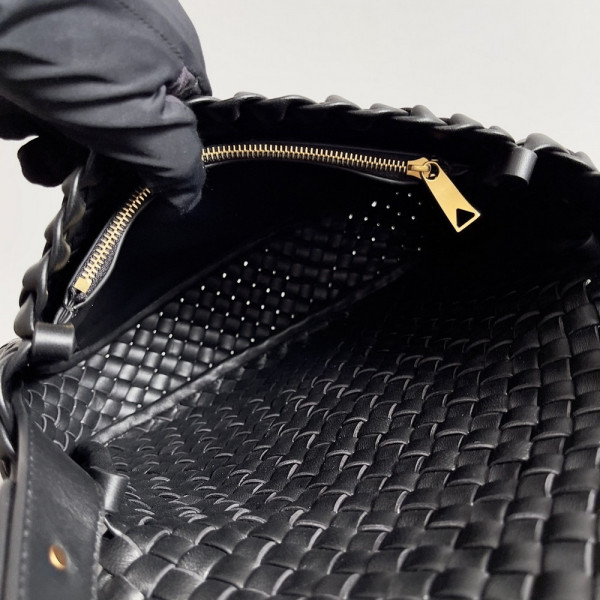 bo*te*ga Ve*ne*ta small cobble shoulder bag