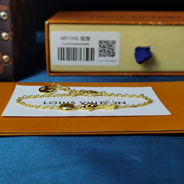 l0*is V*t0n bracelet