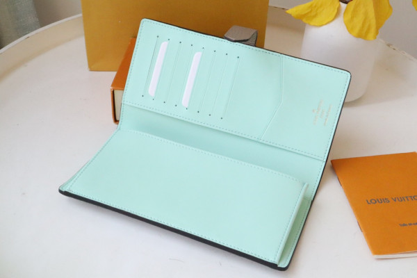 l0*is V*t0n vertical wallet