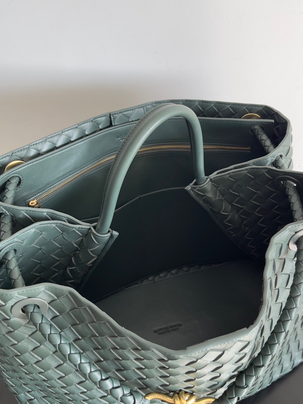 bo*te*ga Ve*ne*ta large andiamo