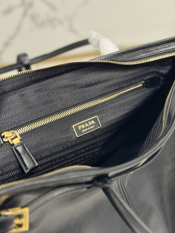 Pra*a extra large leather handbag