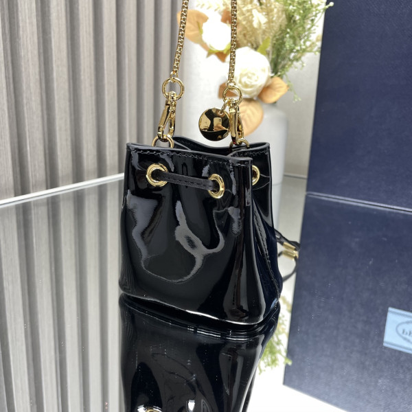 Pra*a  shearling bucket bag-9-9-6cm