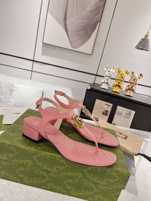 G*u*i slide sandals