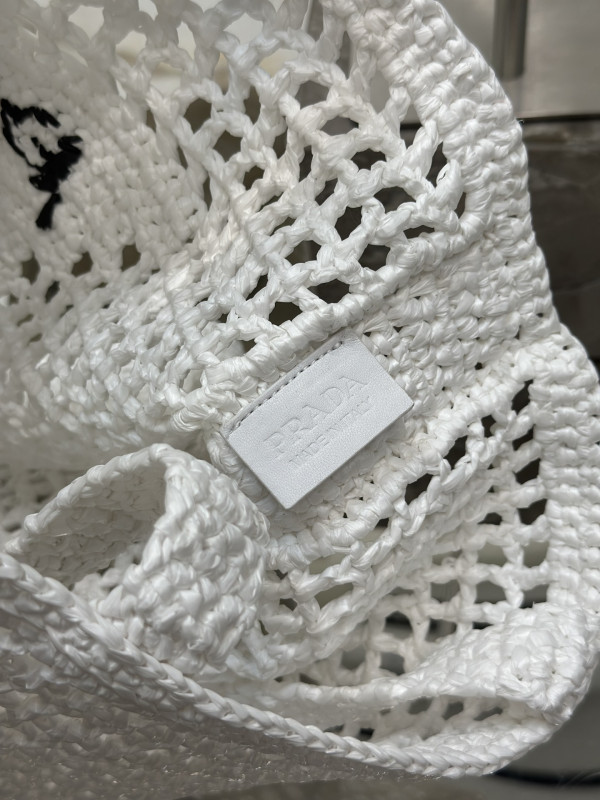 Pra*a crochet tote bag