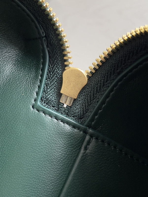 bo*te*ga Ve*ne*ta  vanity case crossbody bag