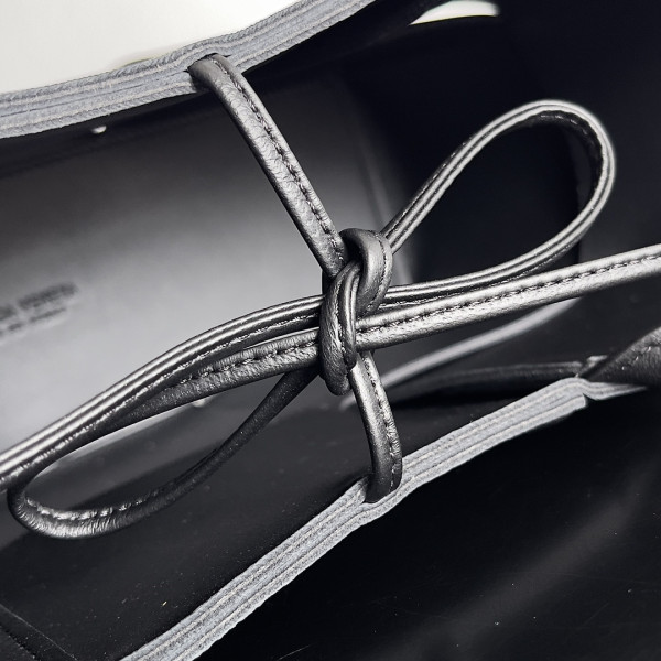 bo*te*ga Ve*ne*ta small arco tote bag