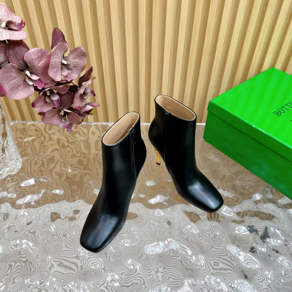 bo*te*ga Ve*ne*ta knot ankle boot