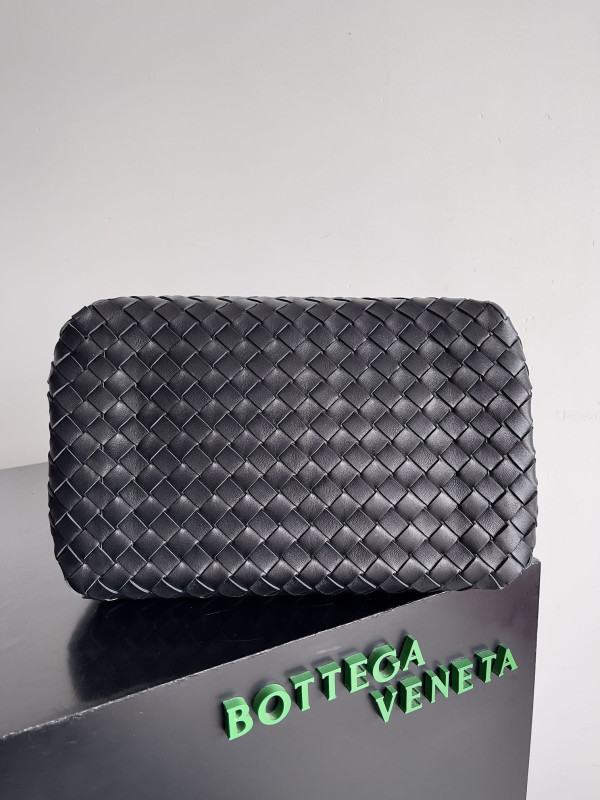 bo*te*ga Ve*ne*ta andiamo parachute large shoulder bag