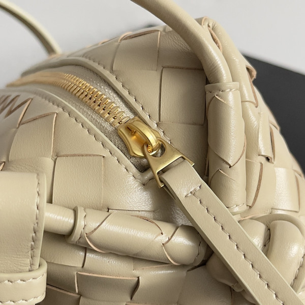 bo*te*ga Ve*ne*ta loop top handle