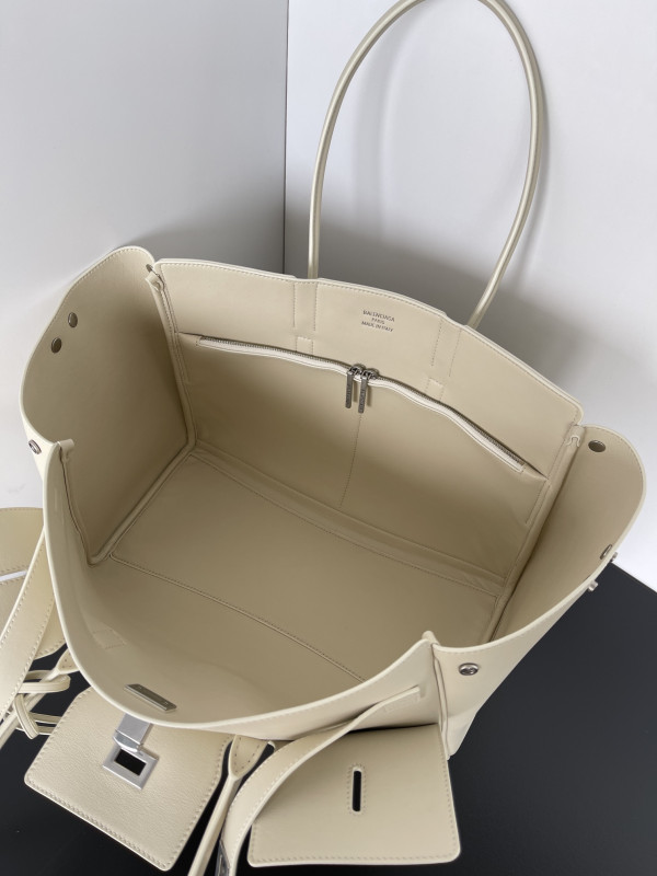 Ba*len*cia*ga bel air medium carry all bag