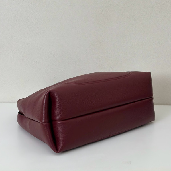 G*u*i softbit maxi shoulder bag