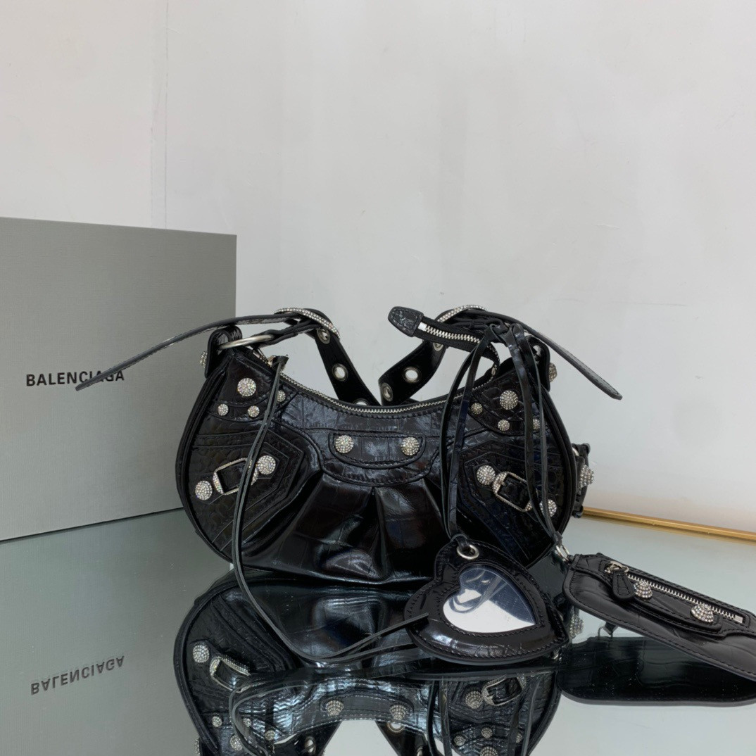 Ba*len*cia*ga women's le cagole xs shoulder bag