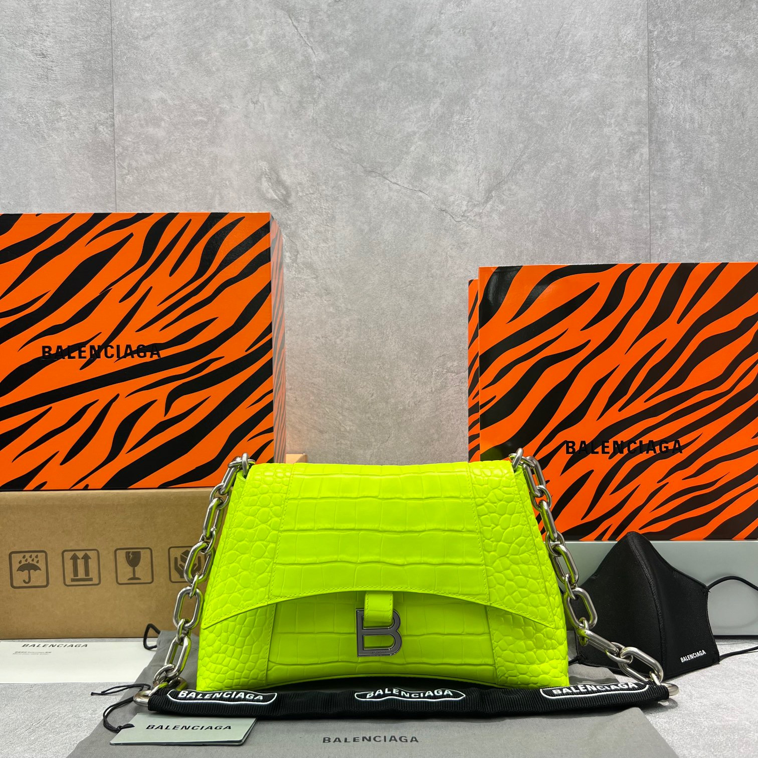 Ba*len*cia*ga downtown small shoulder bag with chain