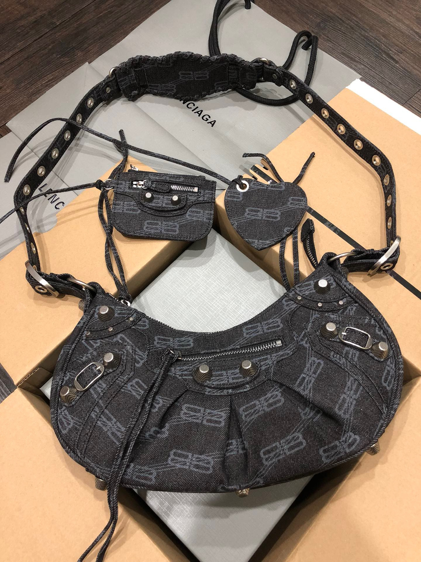 Ba*len*cia*ga women's le cagole small shoulder bag