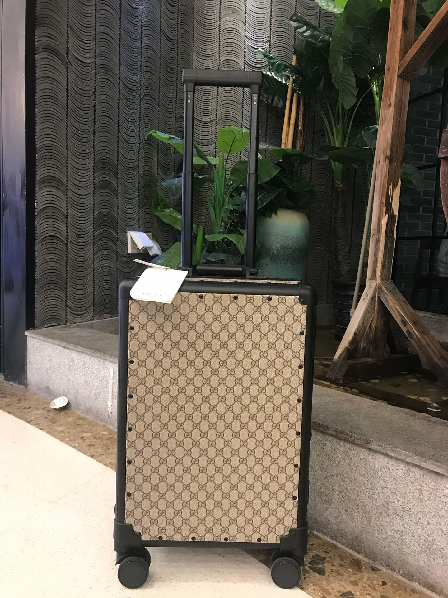 G*u*i travel box 20 inches