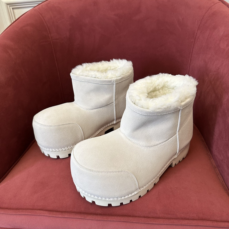 Ba*len*cia*ga alaska fur bootie