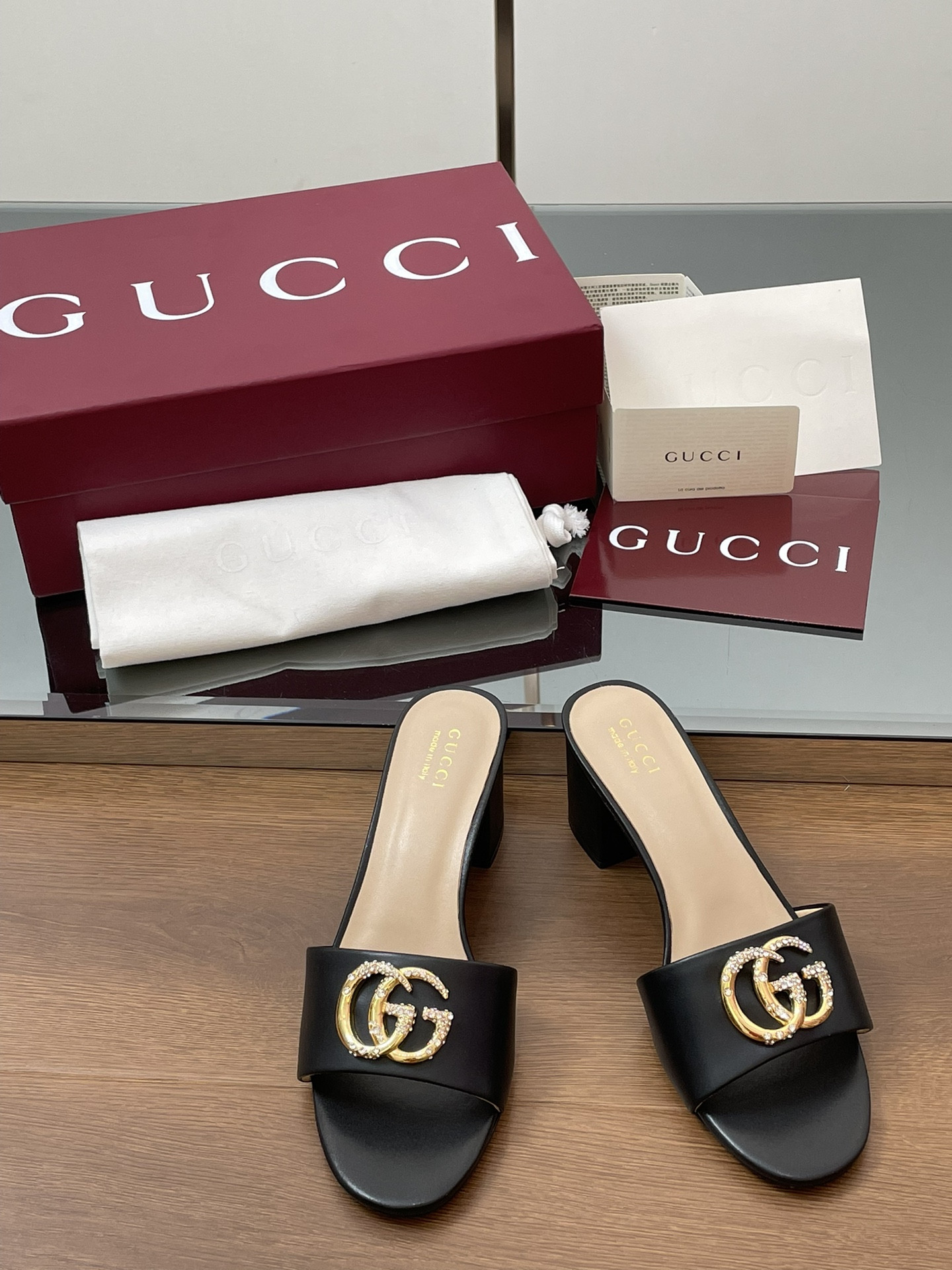 G*u*i women's sandal