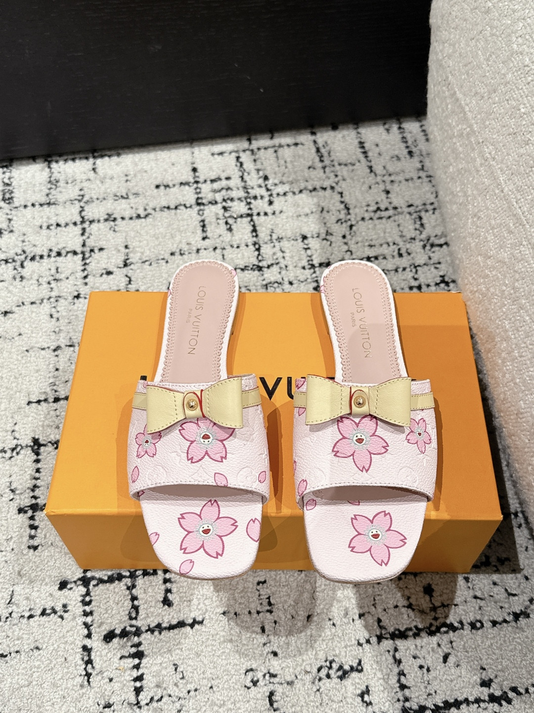 l0*is V*t0n slippers