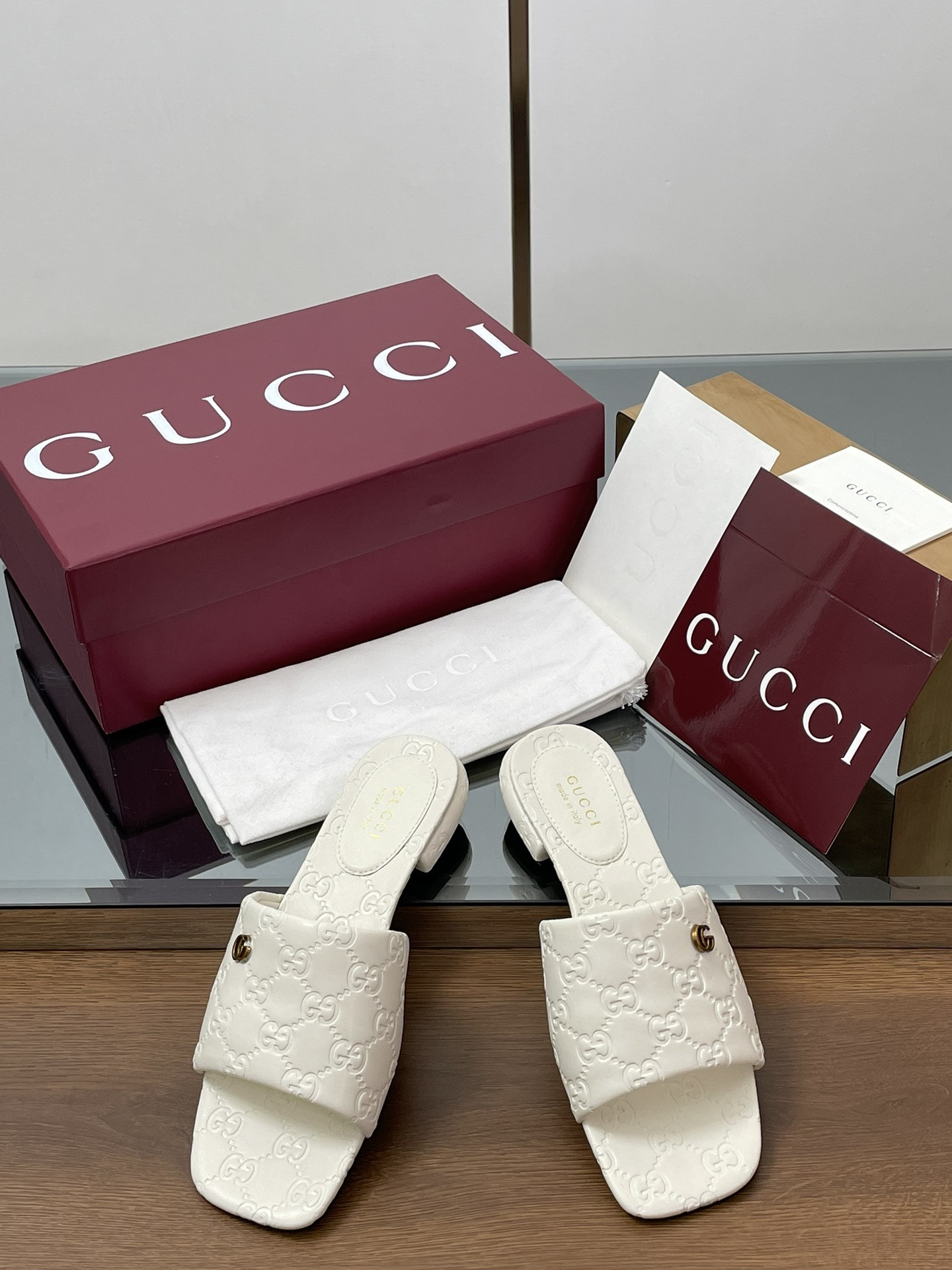 G*u*i women's sandal