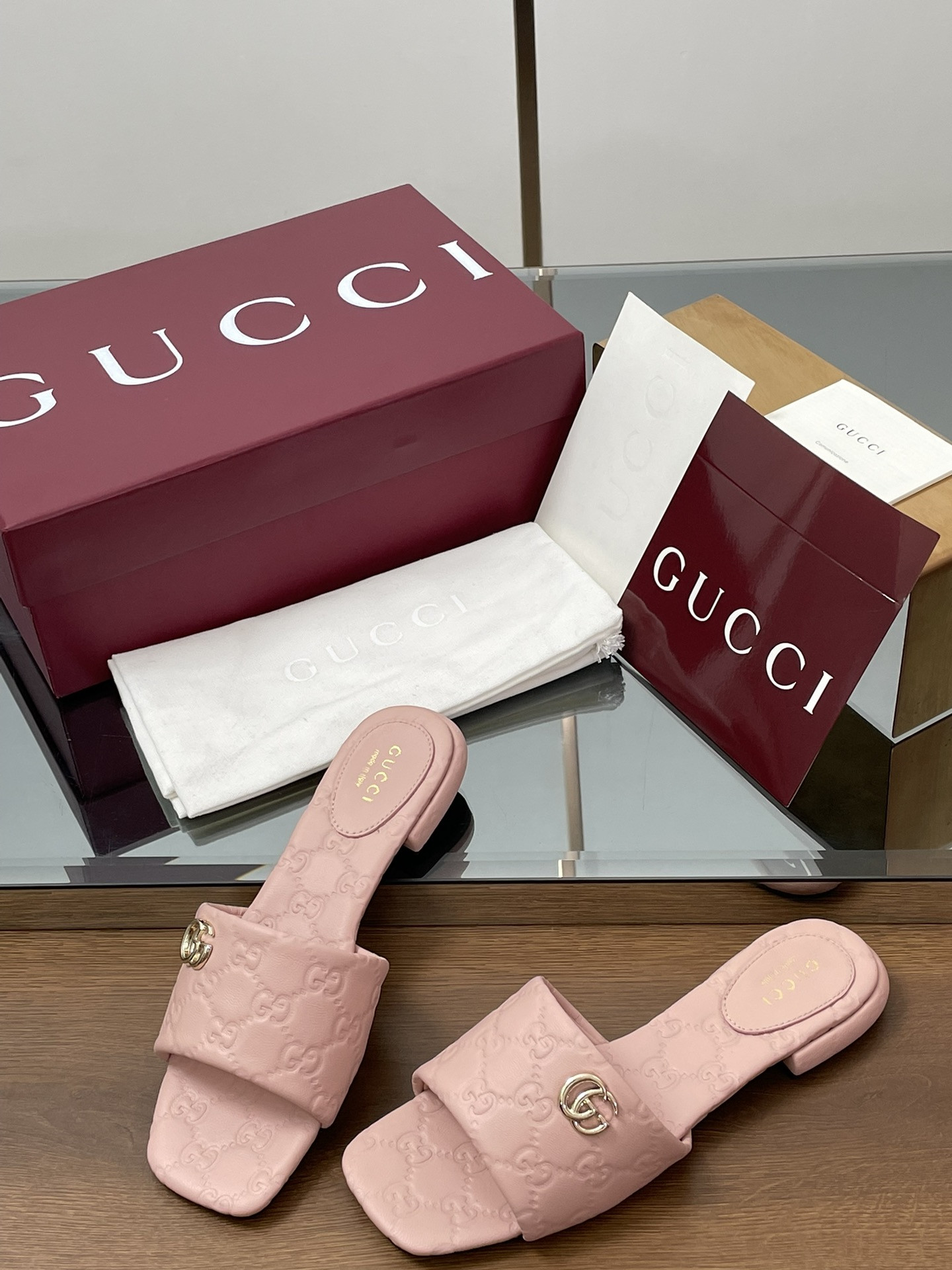 G*u*i women's sandal